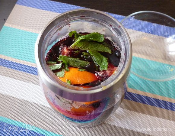 Добавим к чернике апельсиновый сок, дольки, фиолетовый базилик и мяту.