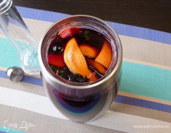 Оставим черничный чай охладиться и настояться.