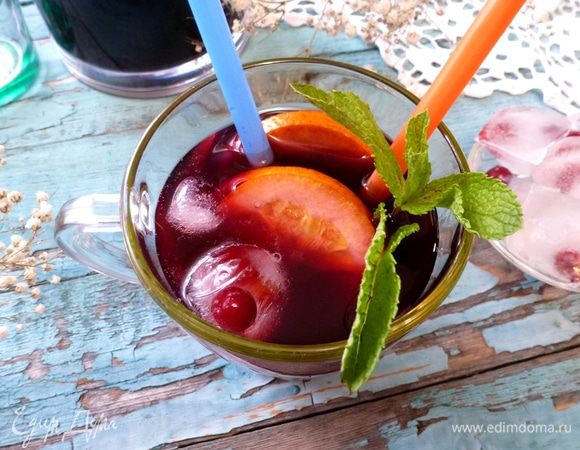 Разливаем по стаканам, добавляем лед, колечки апельсина, свежую мяту. 