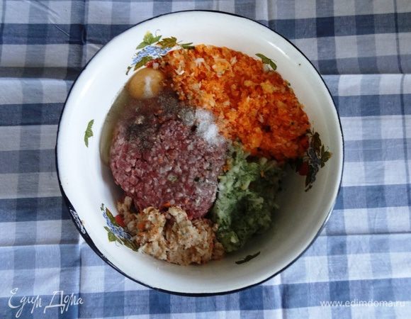 Смешать с фаршем все измельченные ингредиенты. Добавить багет, яйцо, соль и перец по вкусу. 