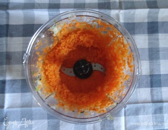 Отдельно измельчить морковь с картошкой.
