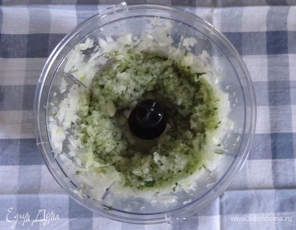 Измельчить в блендере лук с яблоком и мятой.