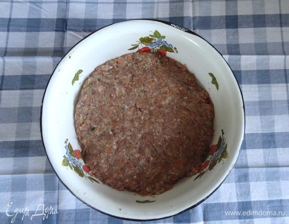 Тщательно перемешать до однородности и отбить фарш, чтобы он стал мягким и пластичным.
