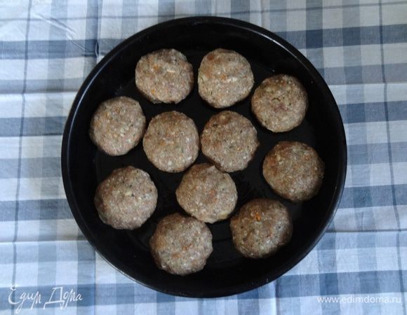 Мокрыми ладонями сформировать из фарша  круглые тефтельки. Смазать форму для запекания маслом, выложить заготовки. Отправить в разогретую до 200°С духовку на 30-40 минут.