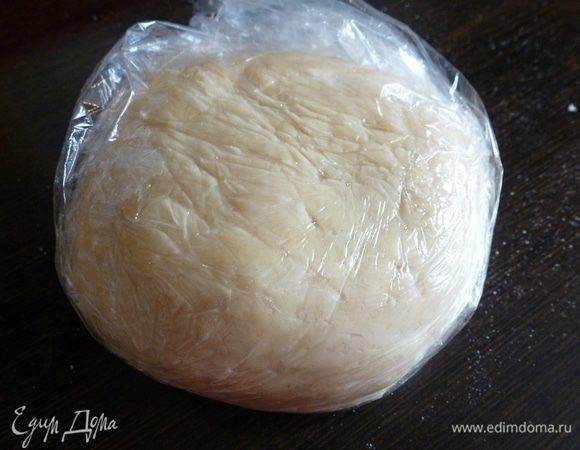 Приготовим пресное тесто. Сначала разболтаем яйцо с водой и солью. Вольем в просеянную муку и замесим тесто. Оставим на час в холодильнике, завернув в пленку.