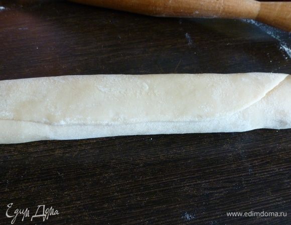 Скатаем в тугой рулет. Завернем в пленку и оставим охладиться в холодильнике полчаса.