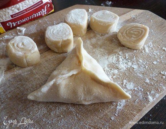 Защипываем края треугольником. 