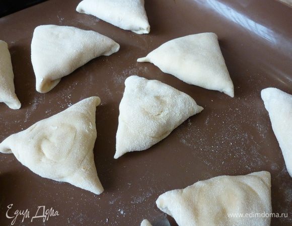 Раскладываем самсу на противень швом вниз. 