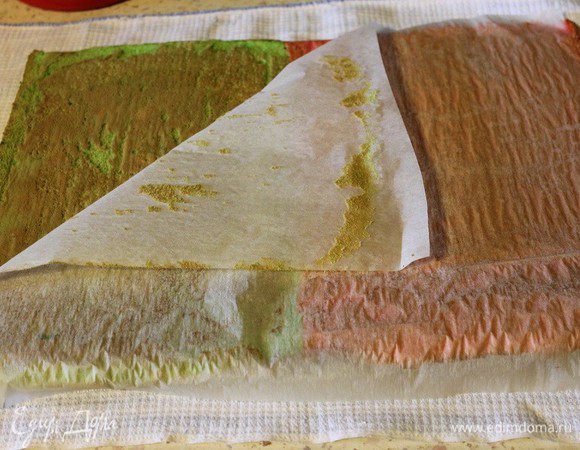 Готовый бисквит положить на полотенце пергаментом вверх, затем аккуратно его снять.
