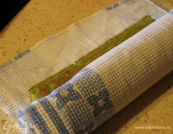 Начиная с красной стороны, скрутить рулет по короткой стороне вместе с полотенцем. И оставить остывать.
