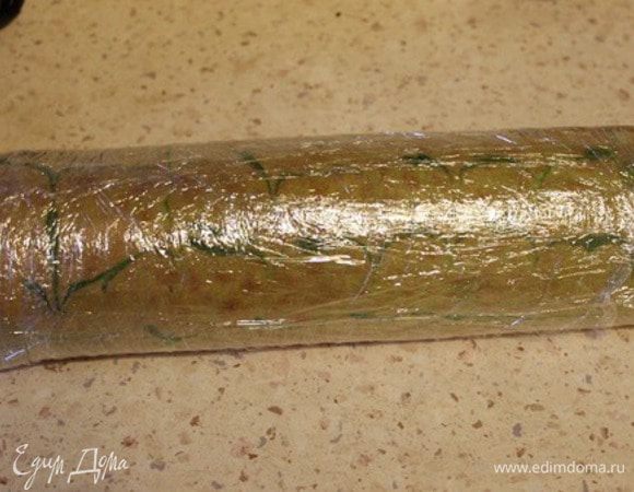 Готовый рулет затянуть в пищевую пленку и убрать в холодильник на 1 час. Украсить по желанию. 
