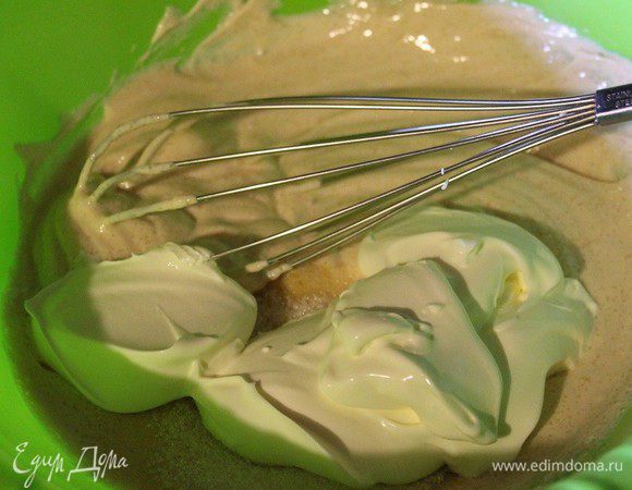 Ряженку освободить от марли и выложить в миску, добавить сахар и сметану, перемешать.

