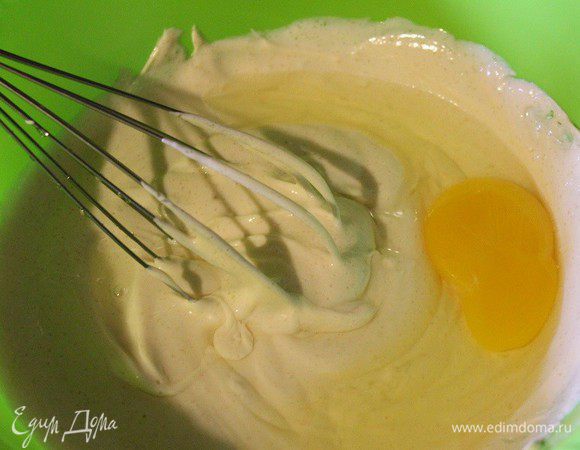 Добавить яйца по одному, после каждого массу тщательно перемешивать венчиком.

