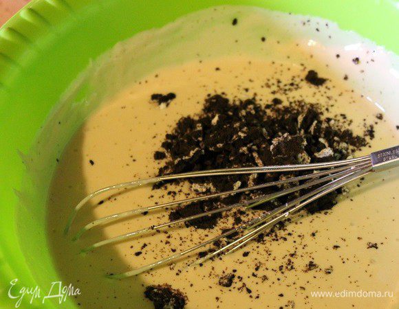 В конце добавить корицу и печенье, раскрошенное руками, перемешать. Вылить в форму с остывшим коржом. Выпекать при температуре 160°С 1 час.
