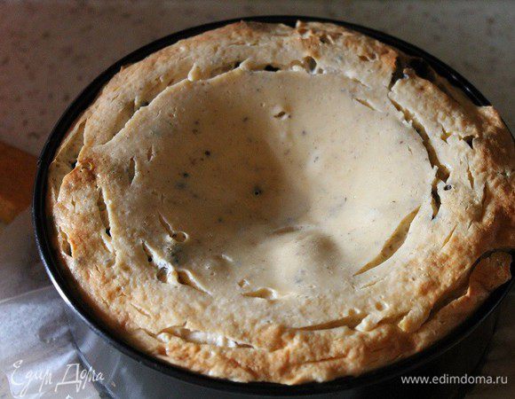 Чизкейк при выпечке поднимется, а когда остынет, немного опадет.
