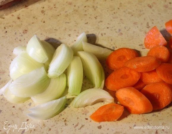 Морковь нарезать толстыми кружочками, лук — толстыми полукольцами. Чеснок очистить и раздавить ножом.
