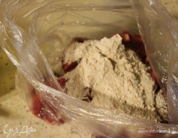 Говядину нарезать крупными кубиками, примерно 4х4 см. Мясо сложить в пакет и добавить к нему всю панировку, затем завязать пакет и осторожно несколько раз встряхнуть его. Таким образом мясо полностью покроется панировкой.

