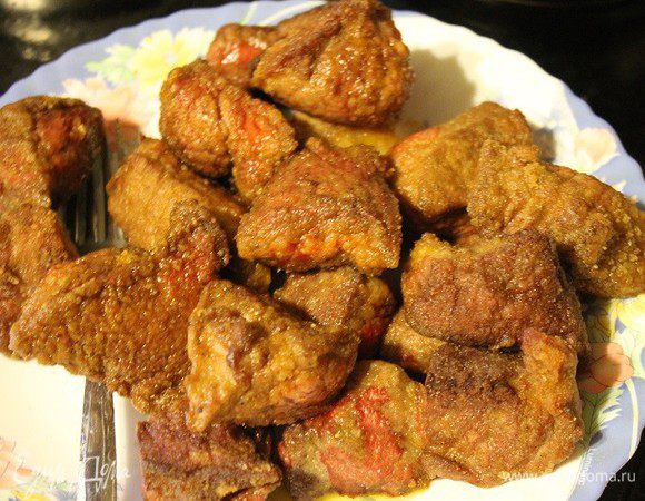 Затем в казане или в сотейнике разогреть 4 ст. л. растительного масла и обжарить в нем каждый кусочек мяса с двух сторон. Отложить в сторону.
