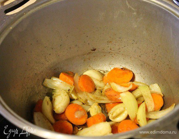 На этом же масле обжарить морковь с луком и чесноком до слегка золотистого цвета.
