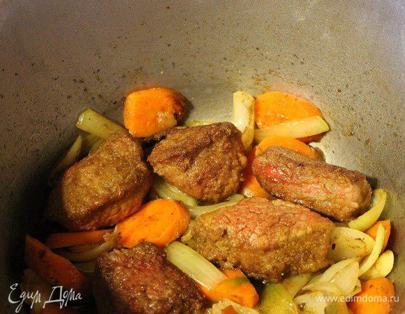 К обжаренным овощам вернуть мясо.
