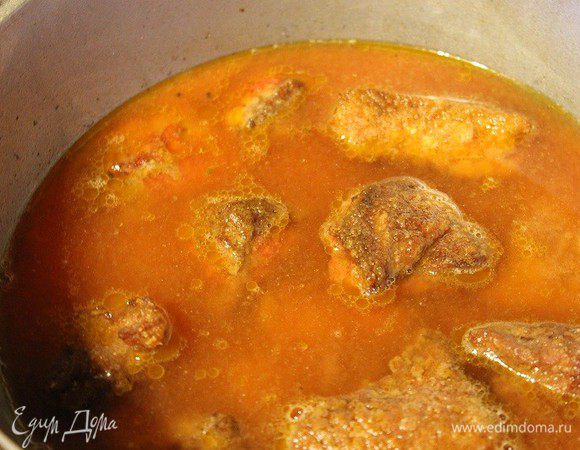 Далее в бульоне или воде развести томатную пасту и добавить все в казан. Накрыть крышкой. Крышка должна быть слегка приоткрыта. Поставить в заранее разогретую до 180°С духовку на 2 часа. Через 2 часа достать казан из духовки, перемешать содержимое, добавить соевый соус и соль, если нужно. Опять накрыть крышкой и тушить еще 30 минут.
