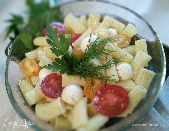 Пасту выложить в салатницу, добавить моцареллу, черри, заправить солью, перцем, бальзамическим уксусом и оливковым маслом. Сюда идеально подходит базилик (у меня не оказалось). Салату дать настояться и можно подавать. Приятного! 
Сегодня у меня есть базилик, но уже нет салата ))