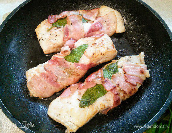Обжарить на разогретом масле по 2 минуты с каждой стороны. Сначала со стороны стыка бекона, чтобы он не развалился. 