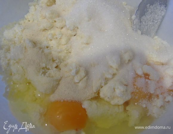 Смешайте все продукты для запеканки и пробейте блендером. Или же перетрите творог на сито, а затем добавьте остальные продукты и перемешайте.