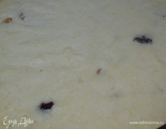 Добавьте вяленую клюкву или изюм, выложите в форму 24 см в диаметре и отправьте выпекаться в разогретую до 160–170°С духовку на 25–30 минут, пока края не схватятся, а серединка еще будет подрагивать.