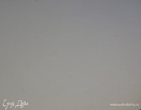 Достаньте запеканку и вылейте заливку сверху, распределите равномерно.