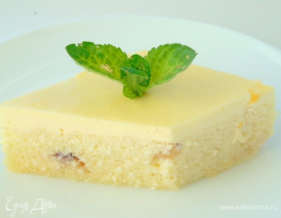 Достаньте из духовки, острым ножом проведите вдоль стенок формы, дайте слегка остыть и доставайте.