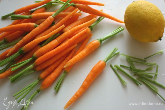 Морковь помыть щеткой, хорошо очистить, оставляя зеленые «хвостики» длиной 2-3 см. Я оставляла по 3 шт. на каждой морковке.
