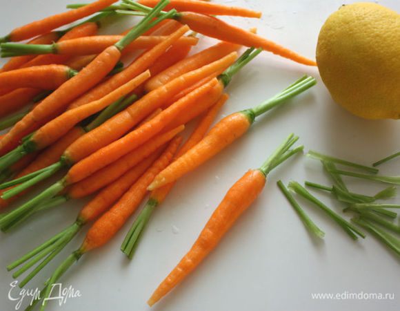 Морковь помыть щеткой, хорошо очистить, оставляя зеленые «хвостики» длиной 2-3 см. Я оставляла по 3 шт. на каждой морковке.