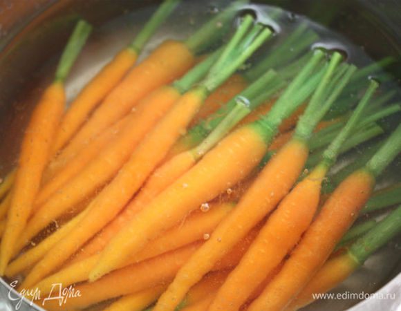 В средней кастрюле вскипятить воду, добавить соль и морковь. Варить 5-6 минут, затем откинуть морковь на сито и обсушить.
