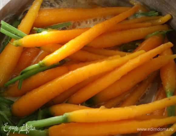 В сухой кастрюле растопить масло, влить мед и лимонный сок, затем положить туда морковь и готовить еще 5 мин, аккуратно перемешивая пару раз.