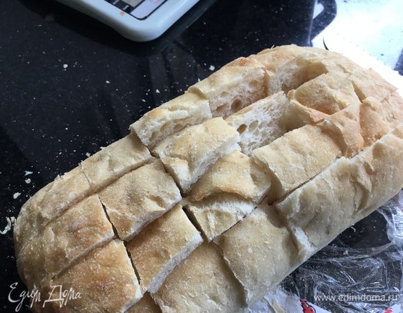 Возьмите чиабатту и нарежьте ее вдоль и поперек, но не до конца.