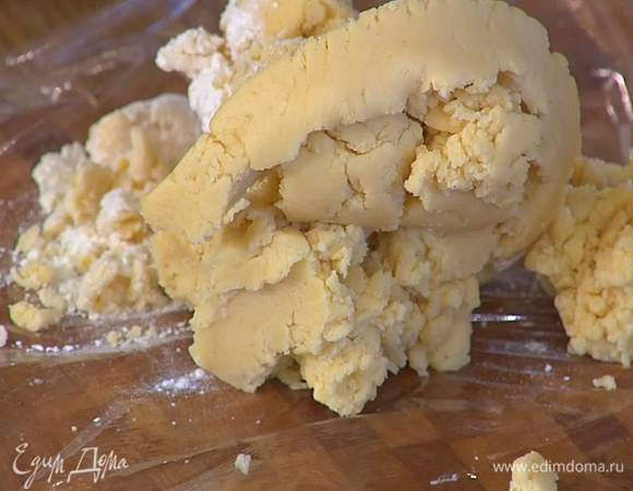 Готовое тесто разделить на две части, из каждой сформировать шар, завернуть в пищевую пленку и отправить в холодильник на час или в морозильник на 15‒20 минут.