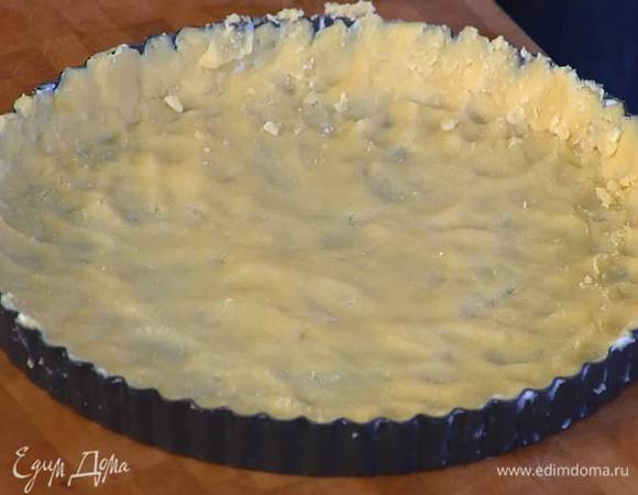 Форму для выпечки смазать сливочным маслом, выложить один шар из теста и равномерно распределить по дну и бокам формы.