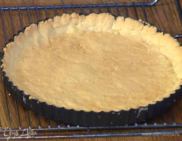 Отправить форму с тестом в разогретую духовку, сразу понизить температуру до 180°С и выпекать 15‒20 минут до золотистого цвета.