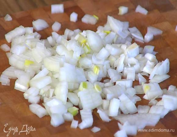 Репчатый лук почистить и мелко порубить.