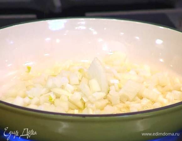 Разогреть в сковороде оливковое и сливочное масло и обжарить измельченный лук.