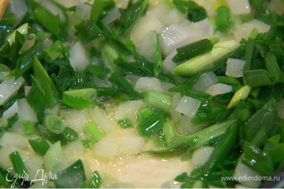 Зеленый лук тонко порезать наискосок и добавить в сковороду.