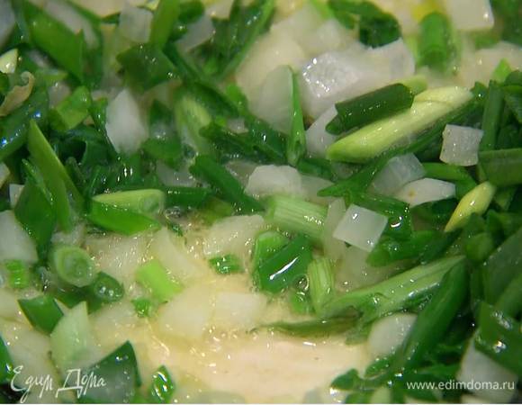 Зеленый лук тонко порезать наискосок и добавить в сковороду.