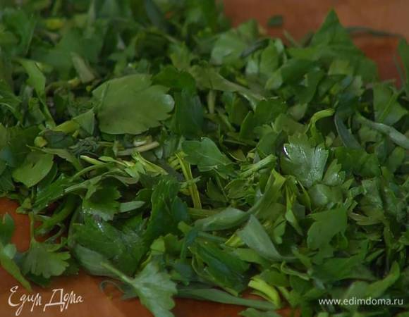 Петрушку, кервель и листья тархуна крупно порубить.