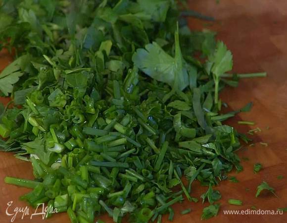 Шнитт-лук тонко порезать.