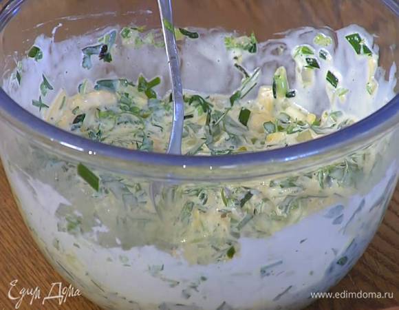 Приготовить начинку: натертый сыр соединить с яйцами, сметаной и сливками, посолить, поперчить и перемешать, затем добавить нарезанную зелень, листья майорана, обжаренный лук и еще раз все перемешать.