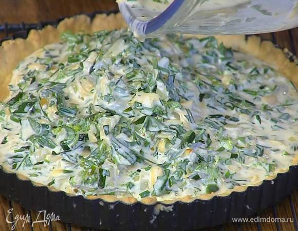 На подпеченный корж равномерно выложить начинку и выпекать 15‒20 минут в зависимости от мощности духовки.