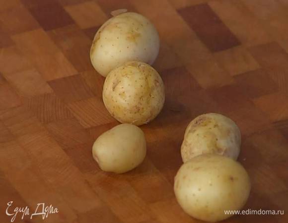 Картофель вымыть и отварить в мундире без добавления соли.