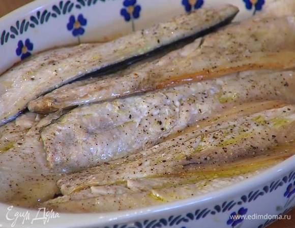 Сверху на картофель выложить скумбрию кожей вниз, посолить, поперчить, полить оставшимся оливковым маслом и запекать в разогретой духовке 7‒10 минут.