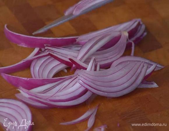 Лук почистить и нарезать тонкой соломкой.